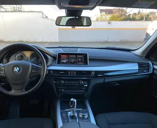 Hybride motor van 1,6L van BMW X5 2018 te huur Praag.