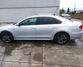 Benzine motor van 2,5L van Volkswagen Passat 2013 te huur op de luchthaven van Koetaisi.