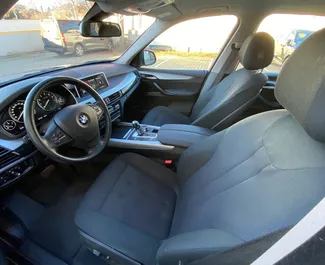 BMW X5 2018 beschikbaar voor verhuur Praag, met een kilometerlimiet van 300 km/dag.