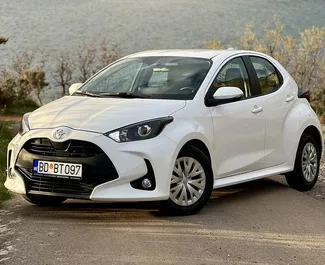 Vooraanzicht van een huurauto Toyota Yaris in Budva, Montenegro ✓ Auto #9841. ✓ Transmissie Automatisch TM ✓ 0 beoordelingen.