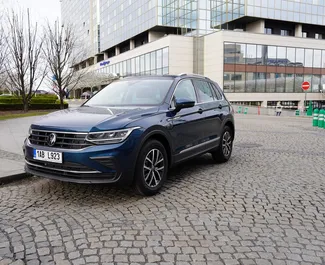 Vooraanzicht van een huurauto Volkswagen Tiguan Praag, Tsjechië ✓ Auto #9640. ✓ Transmissie Automatisch TM ✓ 0 beoordelingen.