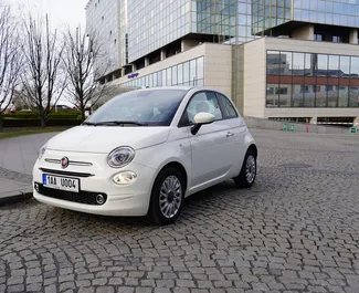 Vooraanzicht van een huurauto Fiat 500 Praag, Tsjechië ✓ Auto #9642. ✓ Transmissie Handmatig TM ✓ 0 beoordelingen.