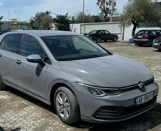 Vooraanzicht van een huurauto Volkswagen Golf 8 in Tirana, Albanië ✓ Auto #9756. ✓ Transmissie Automatisch TM ✓ 0 beoordelingen.