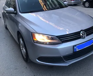 Autohuur Volkswagen Jetta 2015 in in Albanië, met Diesel brandstof en 120 pk ➤ Vanaf 25 EUR per dag.