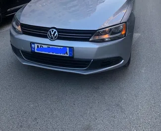 Vooraanzicht van een huurauto Volkswagen Jetta in Durrës, Albanië ✓ Auto #9697. ✓ Transmissie Automatisch TM ✓ 0 beoordelingen.