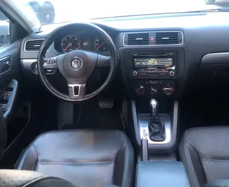 Interieur van Volkswagen Jetta te huur in Albanië. Een geweldige auto met 5 zitplaatsen en een Automatisch transmissie.