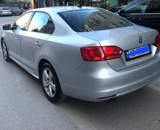 Volkswagen Jetta 2015 beschikbaar voor verhuur in Durrës, met een kilometerlimiet van onbeperkt.