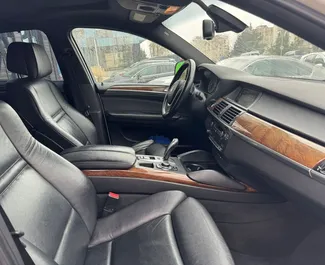 Interieur van BMW X6 te huur in Georgië. Een geweldige auto met 5 zitplaatsen en een Automatisch transmissie.