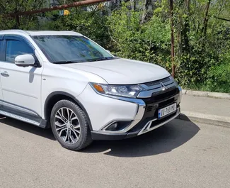 Vooraanzicht van een huurauto Mitsubishi Outlander Xl in Tbilisi, Georgië ✓ Auto #9706. ✓ Transmissie Automatisch TM ✓ 1 beoordelingen.