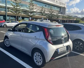 Vooraanzicht van een huurauto Toyota Aygo op Madeira, Portugal ✓ Auto #9837. ✓ Transmissie Handmatig TM ✓ 0 beoordelingen.