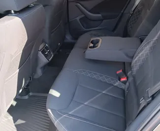 Interieur van Skoda Kamiq te huur in Montenegro. Een geweldige auto met 5 zitplaatsen en een Automatisch transmissie.