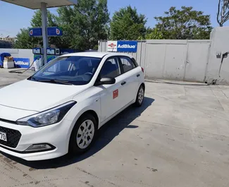 Vooraanzicht van een huurauto Hyundai i20 in Thessaloniki, Griekenland ✓ Auto #9703. ✓ Transmissie Handmatig TM ✓ 0 beoordelingen.