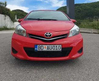 Vooraanzicht van een huurauto Toyota Yaris in Budva, Montenegro ✓ Auto #9537. ✓ Transmissie Automatisch TM ✓ 1 beoordelingen.