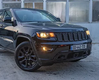 Vooraanzicht van een huurauto Jeep Grand Cherokee in Tbilisi, Georgië ✓ Auto #9812. ✓ Transmissie Automatisch TM ✓ 0 beoordelingen.