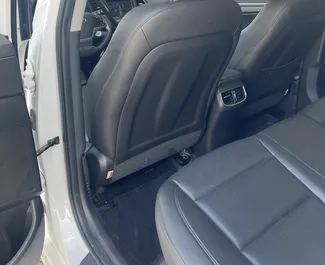 Interieur van Hyundai Elantra te huur in Albanië. Een geweldige auto met 5 zitplaatsen en een Automatisch transmissie.