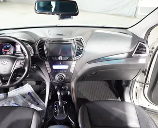 Interieur van Hyundai Santa Fe te huur in Albanië. Een geweldige auto met 7 zitplaatsen en een Automatisch transmissie.