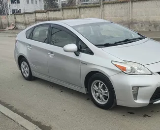 Vooraanzicht van een huurauto Toyota Prius in Tbilisi, Georgië ✓ Auto #9795. ✓ Transmissie Automatisch TM ✓ 0 beoordelingen.