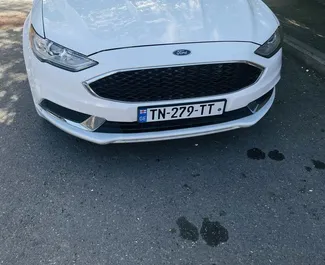 Vooraanzicht van een huurauto Ford Fusion Sedan in Tbilisi, Georgië ✓ Auto #9726. ✓ Transmissie Automatisch TM ✓ 0 beoordelingen.