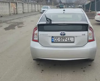 Hybride motor van 1,8L van Toyota Prius 2012 te huur in Tbilisi.