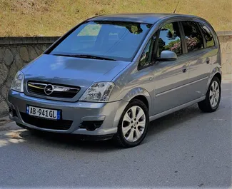 Vooraanzicht van een huurauto Opel Meriva in Durrës, Albanië ✓ Auto #9800. ✓ Transmissie Handmatig TM ✓ 0 beoordelingen.