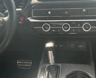 Interieur van Honda Civic te huur in de VAE. Een geweldige auto met 5 zitplaatsen en een Automatisch transmissie.