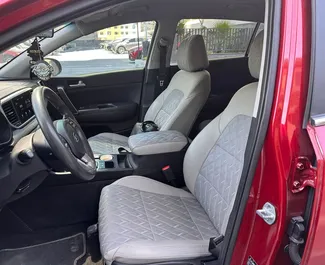 Interieur van Kia Sportage te huur in de VAE. Een geweldige auto met 5 zitplaatsen en een Automatisch transmissie.