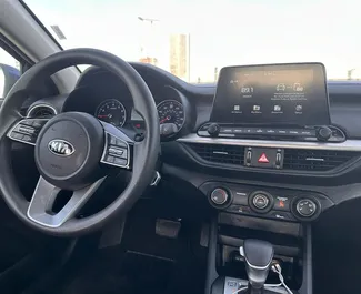 Interieur van Kia Forte te huur in de VAE. Een geweldige auto met 5 zitplaatsen en een Automatisch transmissie.