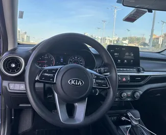 Kia Forte 2022 beschikbaar voor verhuur in Dubai, met een kilometerlimiet van 250 km/dag.