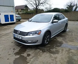 Vooraanzicht van een huurauto Volkswagen Passat op de luchthaven van Koetaisi, Georgië ✓ Auto #9701. ✓ Transmissie Automatisch TM ✓ 1 beoordelingen.