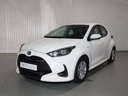 Vooraanzicht van een huurauto Toyota Yaris op Madeira, Portugal ✓ Auto #9840. ✓ Transmissie Automatisch TM ✓ 0 beoordelingen.