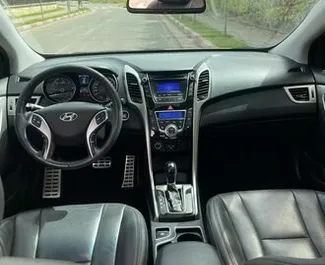 Interieur van Hyundai i30 te huur in Albanië. Een geweldige auto met 5 zitplaatsen en een Automatisch transmissie.