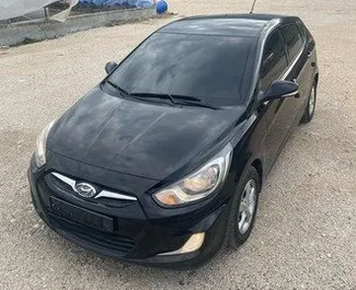 Vooraanzicht van een huurauto Hyundai Accent Blue in Tirana, Albanië ✓ Auto #9679. ✓ Transmissie Automatisch TM ✓ 1 beoordelingen.