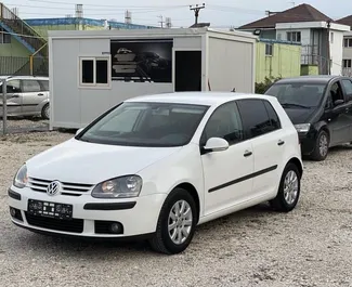 Vooraanzicht van een huurauto Volkswagen Golf 5 op de luchthaven van Tirana, Albanië ✓ Auto #9634. ✓ Transmissie Automatisch TM ✓ 0 beoordelingen.