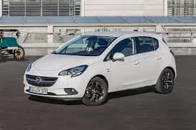 Vooraanzicht van een huurauto Opel Corsa op de luchthaven van Santorini, Griekenland ✓ Auto #9621. ✓ Transmissie Automatisch TM ✓ 0 beoordelingen.