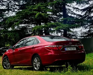 Toyota Camry 2017 beschikbaar voor verhuur in Tbilisi, met een kilometerlimiet van onbeperkt.