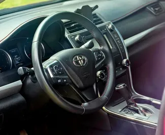 Interieur van Toyota Camry te huur in Georgië. Een geweldige auto met 5 zitplaatsen en een Automatisch transmissie.