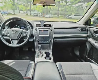 Interieur van Toyota Camry te huur in Georgië. Een geweldige auto met 5 zitplaatsen en een Automatisch transmissie.