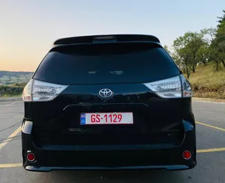 Toyota Sienna 2016 beschikbaar voor verhuur in Koetaisi, met een kilometerlimiet van onbeperkt.