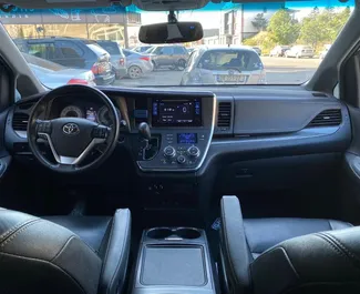 Interieur van Toyota Sienna te huur in Georgië. Een geweldige auto met 7 zitplaatsen en een Automatisch transmissie.