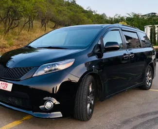 Vooraanzicht van een huurauto Toyota Sienna in Koetaisi, Georgië ✓ Auto #9792. ✓ Transmissie Automatisch TM ✓ 0 beoordelingen.