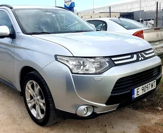 Vooraanzicht van een huurauto Mitsubishi Outlander op luchthaven Burgas, Bulgarije ✓ Auto #9655. ✓ Transmissie Automatisch TM ✓ 0 beoordelingen.