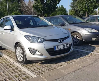 Vooraanzicht van een huurauto Hyundai i20 op luchthaven Burgas, Bulgarije ✓ Auto #9656. ✓ Transmissie Automatisch TM ✓ 0 beoordelingen.