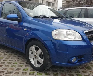 Vooraanzicht van een huurauto Chevrolet Aveo op luchthaven Burgas, Bulgarije ✓ Auto #9654. ✓ Transmissie Automatisch TM ✓ 0 beoordelingen.