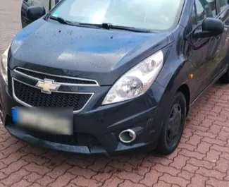 Vooraanzicht van een huurauto Chevrolet Spark op de luchthaven van Tirana, Albanië ✓ Auto #10012. ✓ Transmissie Handmatig TM ✓ 0 beoordelingen.