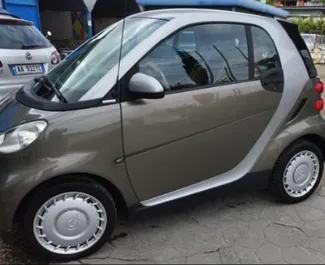 Vooraanzicht van een huurauto Smart Fortwo op de luchthaven van Tirana, Albanië ✓ Auto #10011. ✓ Transmissie Automatisch TM ✓ 0 beoordelingen.