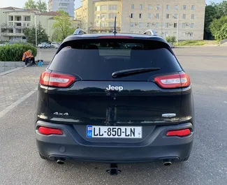 Interieur van Jeep Cherokee te huur in Georgië. Een geweldige auto met 5 zitplaatsen en een Automatisch transmissie.