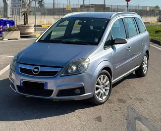 Vooraanzicht van een huurauto Opel Zafira in Durrës, Albanië ✓ Auto #9898. ✓ Transmissie Handmatig TM ✓ 0 beoordelingen.