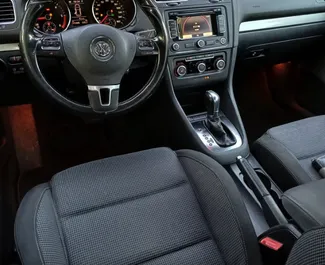 Interieur van Volkswagen Golf 6 te huur in Albanië. Een geweldige auto met 5 zitplaatsen en een Automatisch transmissie.