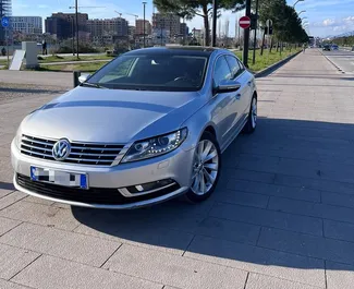 Vooraanzicht van een huurauto Volkswagen Passat-CC in Tirana, Albanië ✓ Auto #9980. ✓ Transmissie Automatisch TM ✓ 0 beoordelingen.