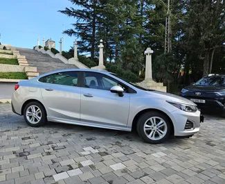 Vooraanzicht van een huurauto Chevrolet Cruze in Koetaisi, Georgië ✓ Auto #9990. ✓ Transmissie Automatisch TM ✓ 0 beoordelingen.